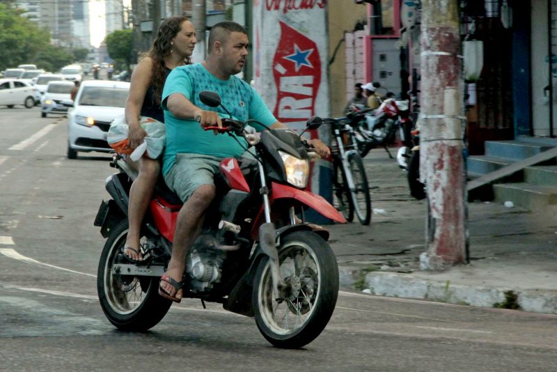 Belém, Pará, Brasil . AÇÕES EDUCATIVAS MOTOCICLISTAS - parte 2 - 23/07/2020 <div class='credito_fotos'>Foto: Ricardo Amanajás / Ag. Pará | <a href='/midias/2020/originais/6641_2c16a7ac-54b3-8aa2-a35c-e0f98216740d.jpg' download><i class='fa-solid fa-download'></i> Download</a></div>