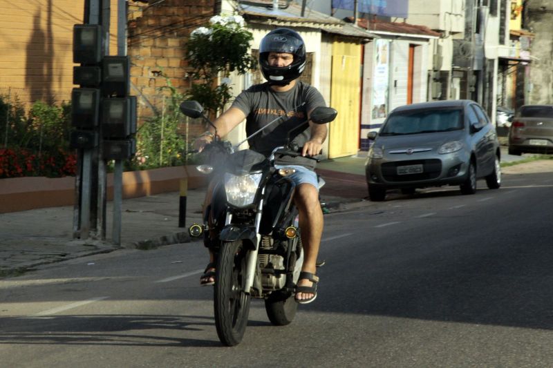 Belém, Pará, Brasil . AÇÕES EDUCATIVAS MOTOCICLISTAS - parte 2 - 23/07/2020 <div class='credito_fotos'>Foto: Ricardo Amanajás / Ag. Pará | <a href='/midias/2020/originais/6641_9f9af564-dfe5-5ba9-ec60-ea45d88f61e4.jpg' download><i class='fa-solid fa-download'></i> Download</a></div>