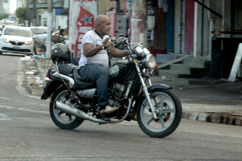 Belém, Pará, Brasil . AÇÕES EDUCATIVAS MOTOCICLISTAS - parte 2 - 23/07/2020 <div class='credito_fotos'>Foto: Ricardo Amanajás / Ag. Pará | <a href='/midias/2020/originais/6641_a21a77c5-01f9-edef-be22-13dfb507a244.jpg' download><i class='fa-solid fa-download'></i> Download</a></div>