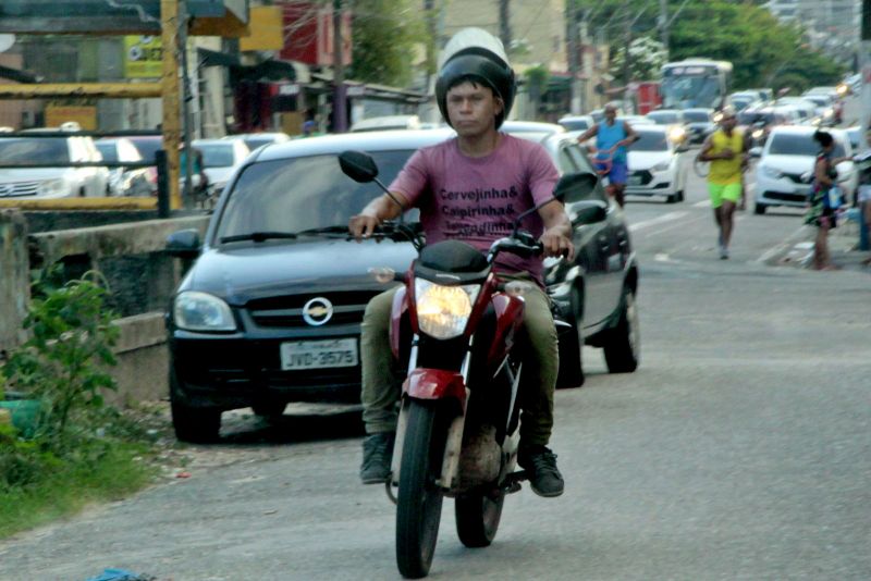 Belém, Pará, Brasil . AÇÕES EDUCATIVAS MOTOCICLISTAS - parte 2 - 23/07/2020 <div class='credito_fotos'>Foto: Ricardo Amanajás / Ag. Pará | <a href='/midias/2020/originais/6641_b24d365a-6ab5-579e-2a87-af63596702d0.jpg' download><i class='fa-solid fa-download'></i> Download</a></div>
