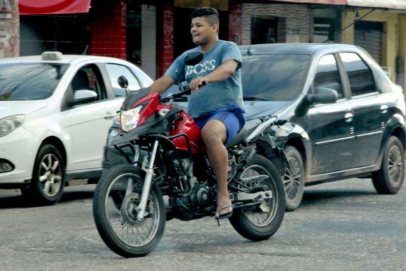 Belém, Pará, Brasil . AÇÕES EDUCATIVAS MOTOCICLISTAS - parte 2 - 23/07/2020 <div class='credito_fotos'>Foto: Ricardo Amanajás / Ag. Pará | <a href='/midias/2020/originais/6641_c3487042-4a0a-786c-04b4-b8a59b6bd730.jpg' download><i class='fa-solid fa-download'></i> Download</a></div>