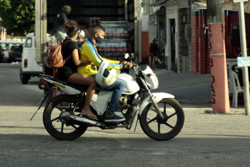 Belém, Pará, Brasil . AÇÕES EDUCATIVAS MOTOCICLISTAS - parte 2 - 23/07/2020 <div class='credito_fotos'>Foto: Ricardo Amanajás / Ag. Pará | <a href='/midias/2020/originais/6641_ccdf22e1-e9bc-d045-8f68-165d3e3c2758.jpg' download><i class='fa-solid fa-download'></i> Download</a></div>