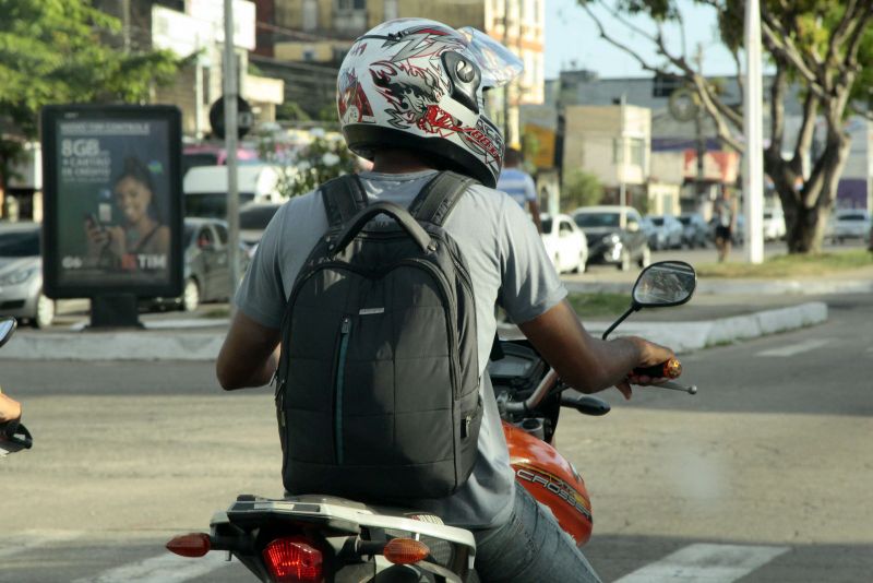 Belém, Pará, Brasil . AÇÕES EDUCATIVAS MOTOCICLISTAS - parte 2 - 23/07/2020 <div class='credito_fotos'>Foto: Ricardo Amanajás / Ag. Pará | <a href='/midias/2020/originais/6641_fa28170f-66a5-d949-3335-60b6b7afe642.jpg' download><i class='fa-solid fa-download'></i> Download</a></div>