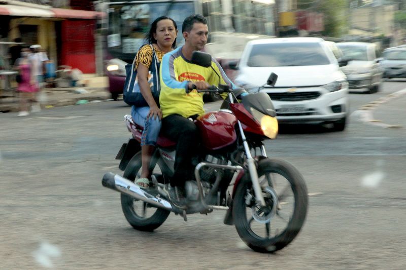 Belém, Pará, Brasil . AÇÕES EDUCATIVAS MOTOCICLISTAS - parte 2 - 23/07/2020 <div class='credito_fotos'>Foto: Ricardo Amanajás / Ag. Pará | <a href='/midias/2020/originais/6641_fca6fa39-4c8e-3377-a86b-bdc62d5064f4.jpg' download><i class='fa-solid fa-download'></i> Download</a></div>