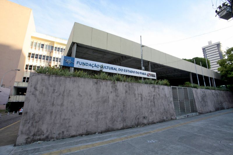 Com atendimento presencial suspenso desde março deste ano, no início da pandemia do novo coronavírus, a Biblioteca Pública Arthur Vianna continuou atendendo usuários por meio de solicitações virtuais. A instituição já oferece acesso a obras raras na íntegra e analisa demandas recebidas nos canais de atendimento (e-mail e telefone). Para o segundo semestre, a coordenação prepara o retorno gradual do atendimento presencial a partir de agendamento e mediante o cumprimento de protocolos sanitários. <div class='credito_fotos'>Foto: Ricardo Amanajás / Ag. Pará | <a href='/midias/2020/originais/6646_8fc5fd3d-ed23-a3e8-066e-92e381ce5181.jpg' download><i class='fa-solid fa-download'></i> Download</a></div>