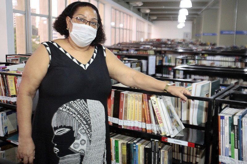 Com atendimento presencial suspenso desde março deste ano, no início da pandemia do novo coronavírus, a Biblioteca Pública Arthur Vianna continuou atendendo usuários por meio de solicitações virtuais. A instituição já oferece acesso a obras raras na íntegra e analisa demandas recebidas nos canais de atendimento (e-mail e telefone). Para o segundo semestre, a coordenação prepara o retorno gradual do atendimento presencial a partir de agendamento e mediante o cumprimento de protocolos sanitários. <div class='credito_fotos'>Foto: Ricardo Amanajás / Ag. Pará | <a href='/midias/2020/originais/6646_d165a938-1edb-f70c-c98d-d8d4797ab17b.jpg' download><i class='fa-solid fa-download'></i> Download</a></div>