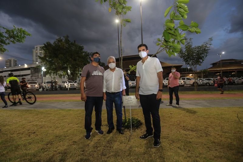 A primeira fase da intervenção paisagística no Parque Urbano Belém Porto Futuro foi iniciada neste sábado (22) com o plantio simbólico de 22 árvores. O ato teve a presença do governador Helder Barbalho; da secretária de Estado de Cultura, Ursula Vidal, e de representantes de entidades empresariais paraenses que contribuem com a arborização do espaço, aberto ao público <div class='credito_fotos'>Foto: Jader Paes / Agência Pará | <a href='/midias/2020/originais/6743_035fe931-b54e-a438-0ef4-d604da861cb5.jpg' download><i class='fa-solid fa-download'></i> Download</a></div>