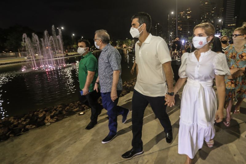A primeira fase da intervenção paisagística no Parque Urbano Belém Porto Futuro foi iniciada neste sábado (22) com o plantio simbólico de 22 árvores. O ato teve a presença do governador Helder Barbalho; da secretária de Estado de Cultura, Ursula Vidal, e de representantes de entidades empresariais paraenses que contribuem com a arborização do espaço, aberto ao público <div class='credito_fotos'>Foto: Jader Paes / Agência Pará | <a href='/midias/2020/originais/6743_058cf33f-89e6-5aa1-cd89-b725b071aca0.jpg' download><i class='fa-solid fa-download'></i> Download</a></div>