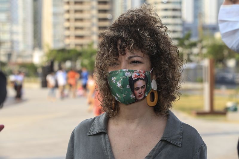 A primeira fase da intervenção paisagística no Parque Urbano Belém Porto Futuro foi iniciada neste sábado (22) com o plantio simbólico de 22 árvores. O ato teve a presença do governador Helder Barbalho; da secretária de Estado de Cultura, Ursula Vidal, e de representantes de entidades empresariais paraenses que contribuem com a arborização do espaço, aberto ao público
NA FOTO: URSULA VIDAL <div class='credito_fotos'>Foto: Jader Paes / Agência Pará | <a href='/midias/2020/originais/6743_1738e657-d54c-f984-64cf-d820b209d26b.jpg' download><i class='fa-solid fa-download'></i> Download</a></div>