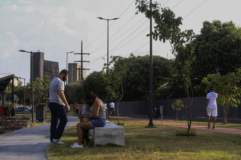 A primeira fase da intervenção paisagística no Parque Urbano Belém Porto Futuro foi iniciada neste sábado (22) com o plantio simbólico de 22 árvores. O ato teve a presença do governador Helder Barbalho; da secretária de Estado de Cultura, Ursula Vidal, e de representantes de entidades empresariais paraenses que contribuem com a arborização do espaço, aberto ao público <div class='credito_fotos'>Foto: Jader Paes / Agência Pará | <a href='/midias/2020/originais/6743_31d4f51f-a109-0d3e-4c3a-7d39f98dc421.jpg' download><i class='fa-solid fa-download'></i> Download</a></div>