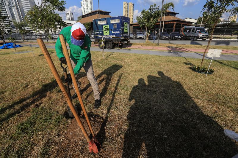 A primeira fase da intervenção paisagística no Parque Urbano Belém Porto Futuro foi iniciada neste sábado (22) com o plantio simbólico de 22 árvores. O ato teve a presença do governador Helder Barbalho; da secretária de Estado de Cultura, Ursula Vidal, e de representantes de entidades empresariais paraenses que contribuem com a arborização do espaço, aberto ao público <div class='credito_fotos'>Foto: Jader Paes / Agência Pará | <a href='/midias/2020/originais/6743_5cba08c1-ecd7-224d-608b-27ba22264f68.jpg' download><i class='fa-solid fa-download'></i> Download</a></div>