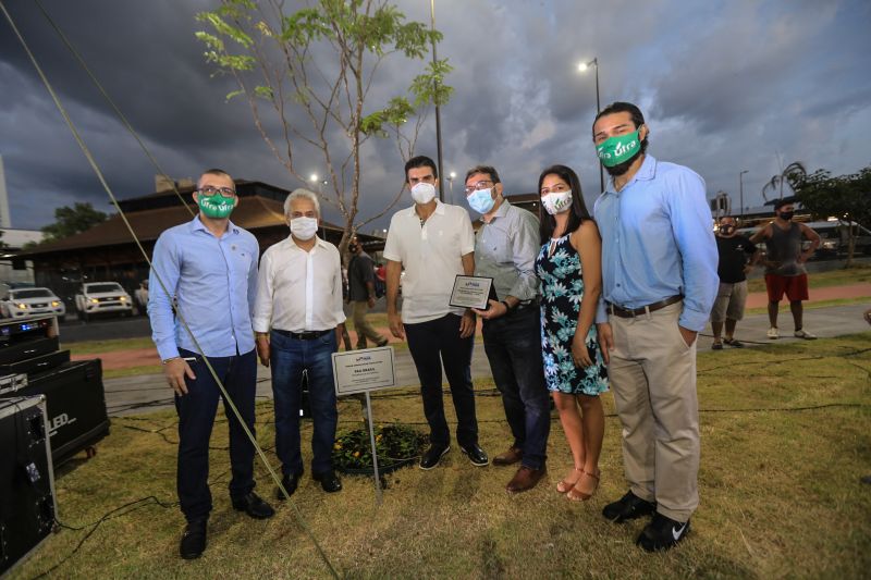 A primeira fase da intervenção paisagística no Parque Urbano Belém Porto Futuro foi iniciada neste sábado (22) com o plantio simbólico de 22 árvores. O ato teve a presença do governador Helder Barbalho; da secretária de Estado de Cultura, Ursula Vidal, e de representantes de entidades empresariais paraenses que contribuem com a arborização do espaço, aberto ao público <div class='credito_fotos'>Foto: Jader Paes / Agência Pará | <a href='/midias/2020/originais/6743_7b92e798-5d08-cc95-7f3e-cdb067bd55cc.jpg' download><i class='fa-solid fa-download'></i> Download</a></div>