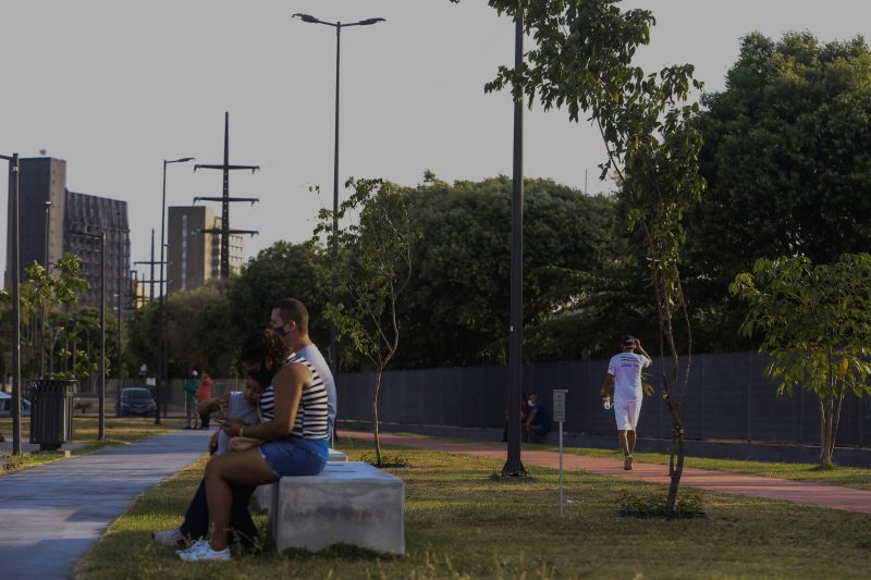A primeira fase da intervenção paisagística no Parque Urbano Belém Porto Futuro foi iniciada neste sábado (22) com o plantio simbólico de 22 árvores. O ato teve a presença do governador Helder Barbalho; da secretária de Estado de Cultura, Ursula Vidal, e de representantes de entidades empresariais paraenses que contribuem com a arborização do espaço, aberto ao público <div class='credito_fotos'>Foto: Jader Paes / Agência Pará | <a href='/midias/2020/originais/6743_7bfa2b0b-8b35-3207-29b5-114721430891.jpg' download><i class='fa-solid fa-download'></i> Download</a></div>