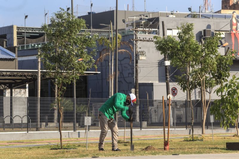 A primeira fase da intervenção paisagística no Parque Urbano Belém Porto Futuro foi iniciada neste sábado (22) com o plantio simbólico de 22 árvores. O ato teve a presença do governador Helder Barbalho; da secretária de Estado de Cultura, Ursula Vidal, e de representantes de entidades empresariais paraenses que contribuem com a arborização do espaço, aberto ao público <div class='credito_fotos'>Foto: Jader Paes / Agência Pará | <a href='/midias/2020/originais/6743_aa955d20-69ce-f218-f5e6-a308623f49ac.jpg' download><i class='fa-solid fa-download'></i> Download</a></div>