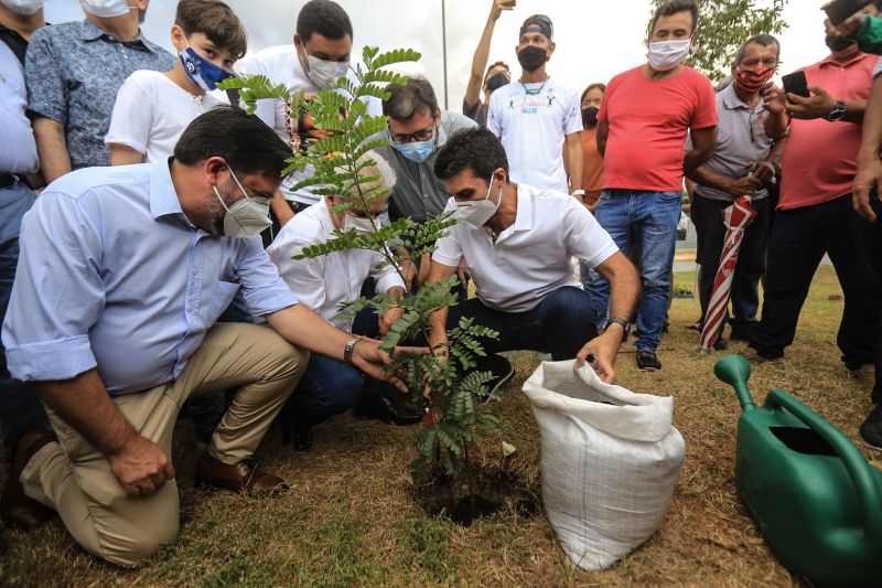 A primeira fase da intervenção paisagística no Parque Urbano Belém Porto Futuro foi iniciada neste sábado (22) com o plantio simbólico de 22 árvores. O ato teve a presença do governador Helder Barbalho; da secretária de Estado de Cultura, Ursula Vidal, e de representantes de entidades empresariais paraenses que contribuem com a arborização do espaço, aberto ao público <div class='credito_fotos'>Foto: Jader Paes / Agência Pará | <a href='/midias/2020/originais/6743_acc0d9b7-b9d7-31ec-b984-a8cf44bc62da.jpg' download><i class='fa-solid fa-download'></i> Download</a></div>