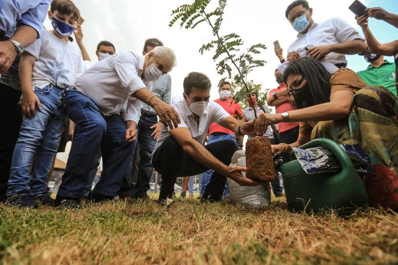 A primeira fase da intervenção paisagística no Parque Urbano Belém Porto Futuro foi iniciada neste sábado (22) com o plantio simbólico de 22 árvores. O ato teve a presença do governador Helder Barbalho; da secretária de Estado de Cultura, Ursula Vidal, e de representantes de entidades empresariais paraenses que contribuem com a arborização do espaço, aberto ao público <div class='credito_fotos'>Foto: Jader Paes / Agência Pará | <a href='/midias/2020/originais/6743_d03f61f2-9b0d-4e2f-7255-463318715f1c.jpg' download><i class='fa-solid fa-download'></i> Download</a></div>
