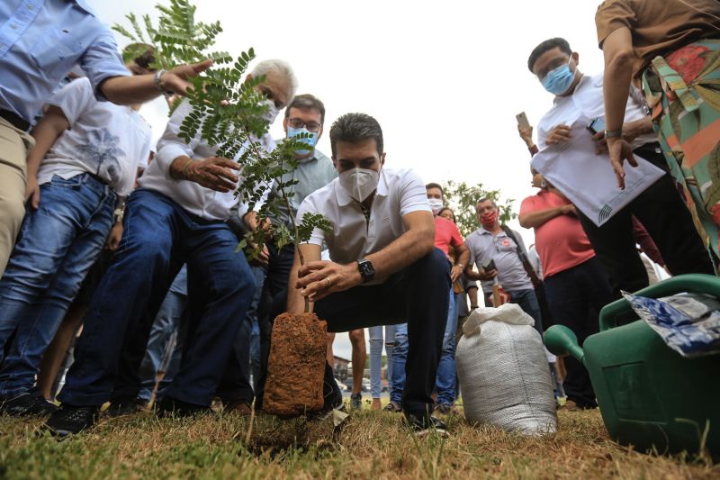 A primeira fase da intervenção paisagística no Parque Urbano Belém Porto Futuro foi iniciada neste sábado (22) com o plantio simbólico de 22 árvores. O ato teve a presença do governador Helder Barbalho; da secretária de Estado de Cultura, Ursula Vidal, e de representantes de entidades empresariais paraenses que contribuem com a arborização do espaço, aberto ao público <div class='credito_fotos'>Foto: Jader Paes / Agência Pará | <a href='/midias/2020/originais/6743_dcaa0f7e-2535-b9c2-df3e-1b1d38d0ed99.jpg' download><i class='fa-solid fa-download'></i> Download</a></div>