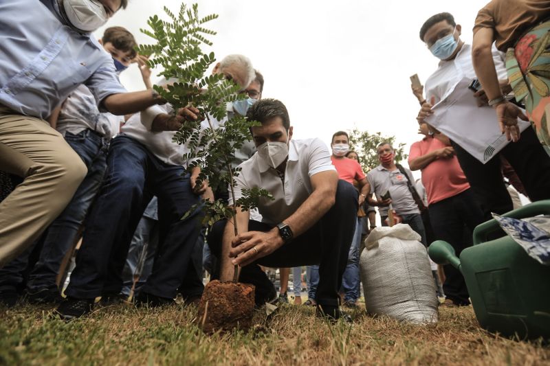 A primeira fase da intervenção paisagística no Parque Urbano Belém Porto Futuro foi iniciada neste sábado (22) com o plantio simbólico de 22 árvores. O ato teve a presença do governador Helder Barbalho; da secretária de Estado de Cultura, Ursula Vidal, e de representantes de entidades empresariais paraenses que contribuem com a arborização do espaço, aberto ao público <div class='credito_fotos'>Foto: Jader Paes / Agência Pará | <a href='/midias/2020/originais/6743_e792eff1-f1dc-f747-50e6-a2e5acab79f6.jpg' download><i class='fa-solid fa-download'></i> Download</a></div>
