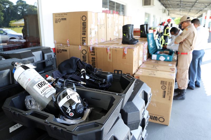 O governador Helder Barbalho entregou, na manhã desta quinta-feira (27), um investimento de R$ 5,41 milhões ao Corpo de Bombeiros Militar e ao Grupamento Aéreo de Segurança Pública (Graesp). Os recursos foram aplicados na aquisição de equipamentos individuais, veículos, ferramentas e infraestrutura. A solenidade de entrega foi realizada no Comando geral do Corpo de Bombeiros do Estado, em Belém. <div class='credito_fotos'>Foto: Bruno Cecim / Ag.Pará | <a href='/midias/2020/originais/6763_051bf85f-65e3-6bb7-52f5-de9047139962.jpg' download><i class='fa-solid fa-download'></i> Download</a></div>