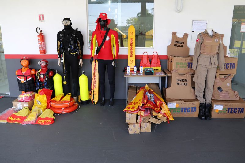 O governador Helder Barbalho entregou, na manhã desta quinta-feira (27), um investimento de R$ 5,41 milhões ao Corpo de Bombeiros Militar e ao Grupamento Aéreo de Segurança Pública (Graesp). Os recursos foram aplicados na aquisição de equipamentos individuais, veículos, ferramentas e infraestrutura. A solenidade de entrega foi realizada no Comando geral do Corpo de Bombeiros do Estado, em Belém. <div class='credito_fotos'>Foto: Bruno Cecim / Ag.Pará | <a href='/midias/2020/originais/6763_363ec845-582a-5bde-2765-61c724631aa6.jpg' download><i class='fa-solid fa-download'></i> Download</a></div>
