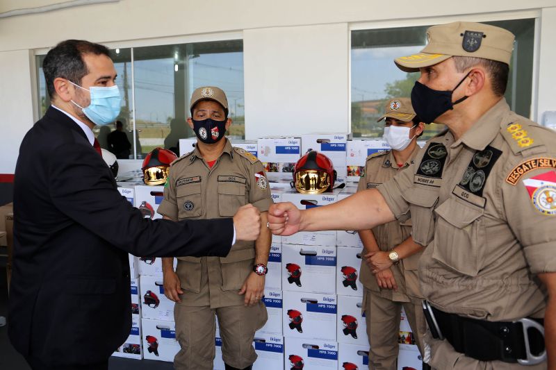 O governador Helder Barbalho entregou, na manhã desta quinta-feira (27), um investimento de R$ 5,41 milhões ao Corpo de Bombeiros Militar e ao Grupamento Aéreo de Segurança Pública (Graesp). Os recursos foram aplicados na aquisição de equipamentos individuais, veículos, ferramentas e infraestrutura. A solenidade de entrega foi realizada no Comando geral do Corpo de Bombeiros do Estado, em Belém. <div class='credito_fotos'>Foto: Bruno Cecim / Ag.Pará | <a href='/midias/2020/originais/6763_532c8b1b-6686-a519-6bc1-a104eb365f1a.jpg' download><i class='fa-solid fa-download'></i> Download</a></div>