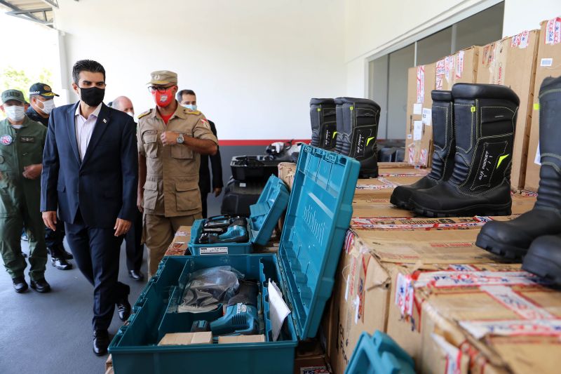 O governador Helder Barbalho entregou, na manhã desta quinta-feira (27), um investimento de R$ 5,41 milhões ao Corpo de Bombeiros Militar e ao Grupamento Aéreo de Segurança Pública (Graesp). Os recursos foram aplicados na aquisição de equipamentos individuais, veículos, ferramentas e infraestrutura. A solenidade de entrega foi realizada no Comando geral do Corpo de Bombeiros do Estado, em Belém. <div class='credito_fotos'>Foto: Bruno Cecim / Ag.Pará | <a href='/midias/2020/originais/6763_551a86f8-12d9-5e04-e35c-0ea2033e960d.jpg' download><i class='fa-solid fa-download'></i> Download</a></div>