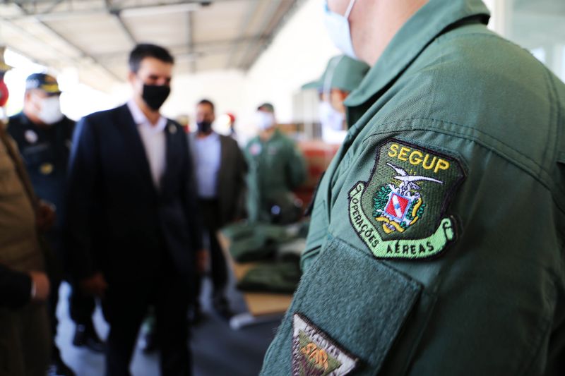 O governador Helder Barbalho entregou, na manhã desta quinta-feira (27), um investimento de R$ 5,41 milhões ao Corpo de Bombeiros Militar e ao Grupamento Aéreo de Segurança Pública (Graesp). Os recursos foram aplicados na aquisição de equipamentos individuais, veículos, ferramentas e infraestrutura. A solenidade de entrega foi realizada no Comando geral do Corpo de Bombeiros do Estado, em Belém. <div class='credito_fotos'>Foto: Bruno Cecim / Ag.Pará | <a href='/midias/2020/originais/6763_58fc197e-10eb-16e8-2775-8aaea74d21a1.jpg' download><i class='fa-solid fa-download'></i> Download</a></div>