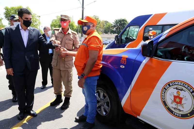 O governador Helder Barbalho entregou, na manhã desta quinta-feira (27), um investimento de R$ 5,41 milhões ao Corpo de Bombeiros Militar e ao Grupamento Aéreo de Segurança Pública (Graesp). Os recursos foram aplicados na aquisição de equipamentos individuais, veículos, ferramentas e infraestrutura. A solenidade de entrega foi realizada no Comando geral do Corpo de Bombeiros do Estado, em Belém. <div class='credito_fotos'>Foto: Bruno Cecim / Ag.Pará | <a href='/midias/2020/originais/6763_6237f954-30d4-eb3e-2c38-473d00ff0664.jpg' download><i class='fa-solid fa-download'></i> Download</a></div>