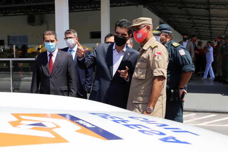 O governador Helder Barbalho entregou, na manhã desta quinta-feira (27), um investimento de R$ 5,41 milhões ao Corpo de Bombeiros Militar e ao Grupamento Aéreo de Segurança Pública (Graesp). Os recursos foram aplicados na aquisição de equipamentos individuais, veículos, ferramentas e infraestrutura. A solenidade de entrega foi realizada no Comando geral do Corpo de Bombeiros do Estado, em Belém. <div class='credito_fotos'>Foto: Bruno Cecim / Ag.Pará | <a href='/midias/2020/originais/6763_7a98a14d-7152-f76b-4d7c-82e8a1cca731.jpg' download><i class='fa-solid fa-download'></i> Download</a></div>