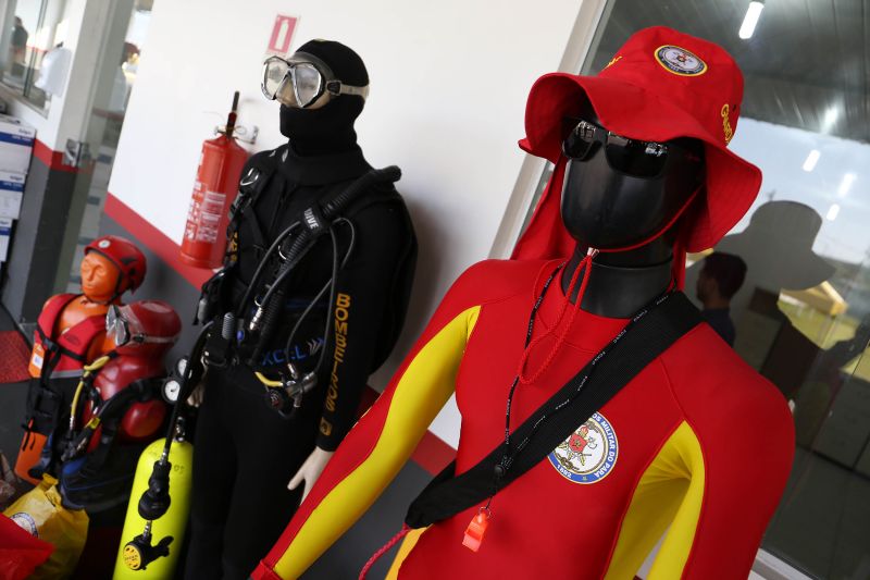 O governador Helder Barbalho entregou, na manhã desta quinta-feira (27), um investimento de R$ 5,41 milhões ao Corpo de Bombeiros Militar e ao Grupamento Aéreo de Segurança Pública (Graesp). Os recursos foram aplicados na aquisição de equipamentos individuais, veículos, ferramentas e infraestrutura. A solenidade de entrega foi realizada no Comando geral do Corpo de Bombeiros do Estado, em Belém. <div class='credito_fotos'>Foto: Bruno Cecim / Ag.Pará | <a href='/midias/2020/originais/6763_7e4937d1-b11c-0f0a-18bb-88841212b719.jpg' download><i class='fa-solid fa-download'></i> Download</a></div>