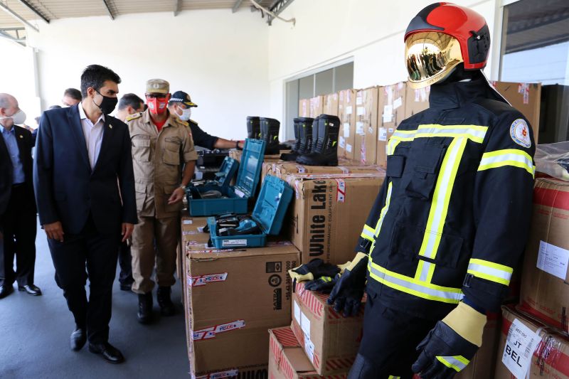 O governador Helder Barbalho entregou, na manhã desta quinta-feira (27), um investimento de R$ 5,41 milhões ao Corpo de Bombeiros Militar e ao Grupamento Aéreo de Segurança Pública (Graesp). Os recursos foram aplicados na aquisição de equipamentos individuais, veículos, ferramentas e infraestrutura. A solenidade de entrega foi realizada no Comando geral do Corpo de Bombeiros do Estado, em Belém. <div class='credito_fotos'>Foto: Bruno Cecim / Ag.Pará | <a href='/midias/2020/originais/6763_b6af9a66-181f-d9a2-b086-5f53fdc4c3ae.jpg' download><i class='fa-solid fa-download'></i> Download</a></div>