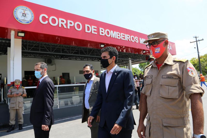 O governador Helder Barbalho entregou, na manhã desta quinta-feira (27), um investimento de R$ 5,41 milhões ao Corpo de Bombeiros Militar e ao Grupamento Aéreo de Segurança Pública (Graesp). Os recursos foram aplicados na aquisição de equipamentos individuais, veículos, ferramentas e infraestrutura. A solenidade de entrega foi realizada no Comando geral do Corpo de Bombeiros do Estado, em Belém. <div class='credito_fotos'>Foto: Bruno Cecim / Ag.Pará | <a href='/midias/2020/originais/6763_bcfcd018-a4bd-214f-8789-1cd109779527.jpg' download><i class='fa-solid fa-download'></i> Download</a></div>