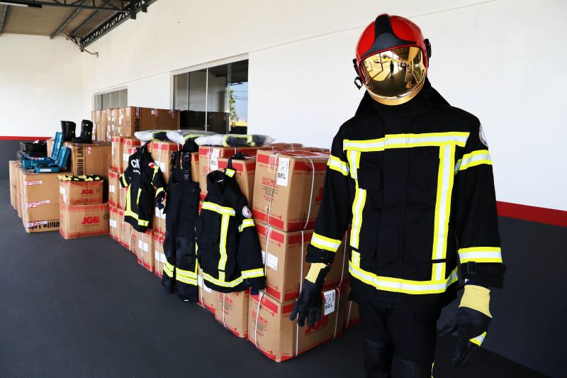 O governador Helder Barbalho entregou, na manhã desta quinta-feira (27), um investimento de R$ 5,41 milhões ao Corpo de Bombeiros Militar e ao Grupamento Aéreo de Segurança Pública (Graesp). Os recursos foram aplicados na aquisição de equipamentos individuais, veículos, ferramentas e infraestrutura. A solenidade de entrega foi realizada no Comando geral do Corpo de Bombeiros do Estado, em Belém. <div class='credito_fotos'>Foto: Bruno Cecim / Ag.Pará | <a href='/midias/2020/originais/6763_cdbf343e-0a1d-be40-e650-1ab47487d40a.jpg' download><i class='fa-solid fa-download'></i> Download</a></div>