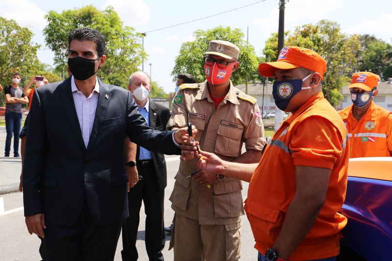 O governador Helder Barbalho entregou, na manhã desta quinta-feira (27), um investimento de R$ 5,41 milhões ao Corpo de Bombeiros Militar e ao Grupamento Aéreo de Segurança Pública (Graesp). Os recursos foram aplicados na aquisição de equipamentos individuais, veículos, ferramentas e infraestrutura. A solenidade de entrega foi realizada no Comando geral do Corpo de Bombeiros do Estado, em Belém. <div class='credito_fotos'>Foto: Bruno Cecim / Ag.Pará | <a href='/midias/2020/originais/6763_d64e0595-2843-15d4-72d1-e870585ed5ae.jpg' download><i class='fa-solid fa-download'></i> Download</a></div>