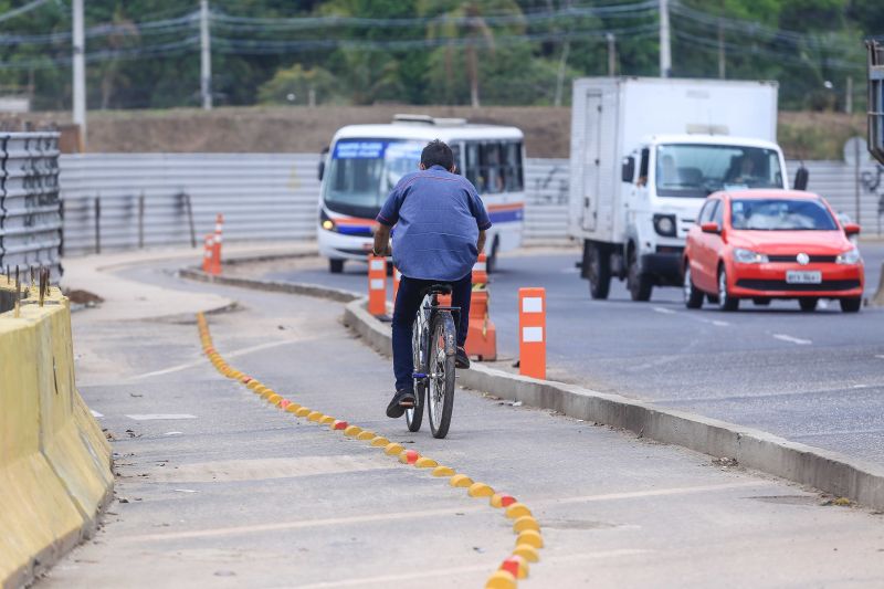 Obra Nova BR. Ciclo vias, Movimentacao Transito, descarte de lixo <div class='credito_fotos'>Foto: Jader Paes / Agência Pará | <a href='/midias/2020/originais/6771_07e507d7-1c0b-0ec7-ea96-bd15a1c049f1.jpg' download><i class='fa-solid fa-download'></i> Download</a></div>