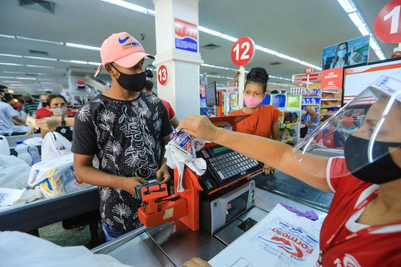 Compras Vale Alimentacao. Andrei Albuquerque e Jamile Santos <div class='credito_fotos'>Foto: Jader Paes / Agência Pará | <a href='/midias/2020/originais/6786_843930c1-07cf-21b3-0191-7edf919d1e39.jpg' download><i class='fa-solid fa-download'></i> Download</a></div>