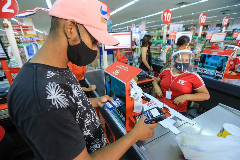 Compras Vale Alimentacao. Andrei Albuquerque e Jamile Santos