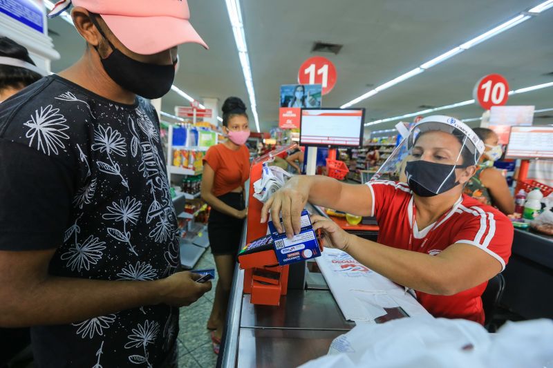 Compras Vale Alimentacao. Andrei Albuquerque e Jamile Santos <div class='credito_fotos'>Foto: Jader Paes / Agência Pará | <a href='/midias/2020/originais/6786_b33214d7-cfc5-dfd6-8304-1e1a426592b9.jpg' download><i class='fa-solid fa-download'></i> Download</a></div>