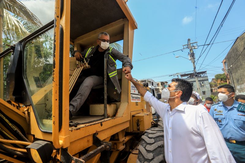 Uma espera de 30 anos chegou ao fim na manhã desta segunda-feira (14), com a autorização do governador Helder Barbalho para o início imediato das obras de urbanização de vias do bairro do Marco, Região de Integração do Guarajá, em Belém. Com um investimento de R$ 1,92 milhão, o bairro será contemplado com 1,64 km de asfalto novo. <div class='credito_fotos'>Foto: Marco Santos / Ag. Pará | <a href='/midias/2020/originais/6827_1b4f34f3-803d-dc16-83cf-180ae842b6ae.jpg' download><i class='fa-solid fa-download'></i> Download</a></div>