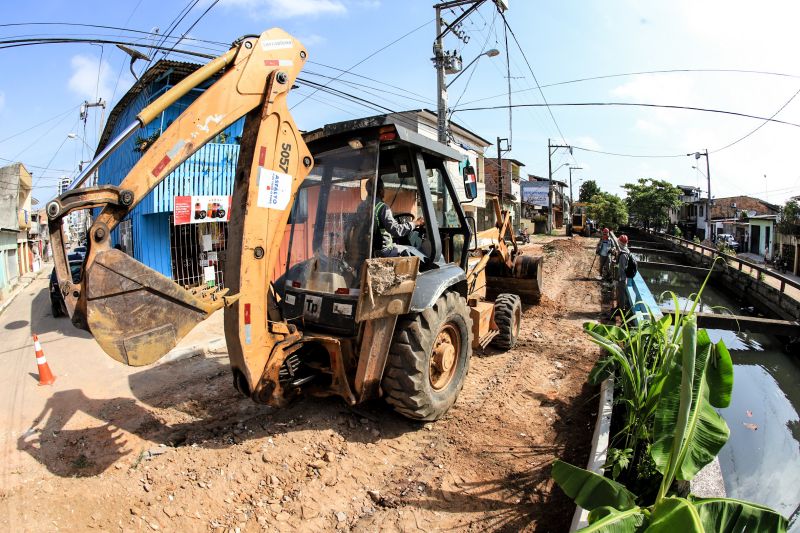 Uma espera de 30 anos chegou ao fim na manhã desta segunda-feira (14), com a autorização do governador Helder Barbalho para o início imediato das obras de urbanização de vias do bairro do Marco, Região de Integração do Guarajá, em Belém. Com um investimento de R$ 1,92 milhão, o bairro será contemplado com 1,64 km de asfalto novo. <div class='credito_fotos'>Foto: Marco Santos / Ag. Pará | <a href='/midias/2020/originais/6827_267cb901-38ef-c36f-572b-d0b1a733cdff.jpg' download><i class='fa-solid fa-download'></i> Download</a></div>