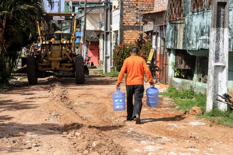 Uma espera de 30 anos chegou ao fim na manhã desta segunda-feira (14), com a autorização do governador Helder Barbalho para o início imediato das obras de urbanização de vias do bairro do Marco, Região de Integração do Guarajá, em Belém. Com um investimento de R$ 1,92 milhão, o bairro será contemplado com 1,64 km de asfalto novo. <div class='credito_fotos'>Foto: Marco Santos / Ag. Pará | <a href='/midias/2020/originais/6827_28294ee3-76ba-8b6b-f925-b3069516791c.jpg' download><i class='fa-solid fa-download'></i> Download</a></div>