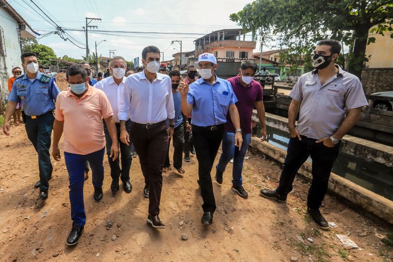 Uma espera de 30 anos chegou ao fim na manhã desta segunda-feira (14), com a autorização do governador Helder Barbalho para o início imediato das obras de urbanização de vias do bairro do Marco, Região de Integração do Guarajá, em Belém. Com um investimento de R$ 1,92 milhão, o bairro será contemplado com 1,64 km de asfalto novo. <div class='credito_fotos'>Foto: Marco Santos / Ag. Pará | <a href='/midias/2020/originais/6827_38ce7e65-bc77-90fe-a416-b25441941a78.jpg' download><i class='fa-solid fa-download'></i> Download</a></div>