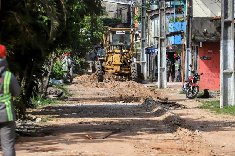 Uma espera de 30 anos chegou ao fim na manhã desta segunda-feira (14), com a autorização do governador Helder Barbalho para o início imediato das obras de urbanização de vias do bairro do Marco, Região de Integração do Guarajá, em Belém. Com um investimento de R$ 1,92 milhão, o bairro será contemplado com 1,64 km de asfalto novo. <div class='credito_fotos'>Foto: Marco Santos / Ag. Pará | <a href='/midias/2020/originais/6827_39a33385-e07a-221d-f697-4cd86ed551ad.jpg' download><i class='fa-solid fa-download'></i> Download</a></div>