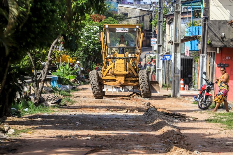 Uma espera de 30 anos chegou ao fim na manhã desta segunda-feira (14), com a autorização do governador Helder Barbalho para o início imediato das obras de urbanização de vias do bairro do Marco, Região de Integração do Guarajá, em Belém. Com um investimento de R$ 1,92 milhão, o bairro será contemplado com 1,64 km de asfalto novo. <div class='credito_fotos'>Foto: Marco Santos / Ag. Pará | <a href='/midias/2020/originais/6827_3d629be6-cc71-bb28-bc15-eb2d9f363ddb.jpg' download><i class='fa-solid fa-download'></i> Download</a></div>
