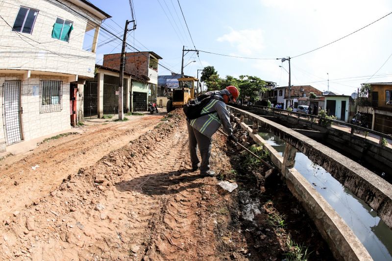 Uma espera de 30 anos chegou ao fim na manhã desta segunda-feira (14), com a autorização do governador Helder Barbalho para o início imediato das obras de urbanização de vias do bairro do Marco, Região de Integração do Guarajá, em Belém. Com um investimento de R$ 1,92 milhão, o bairro será contemplado com 1,64 km de asfalto novo. <div class='credito_fotos'>Foto: Marco Santos / Ag. Pará | <a href='/midias/2020/originais/6827_62d3b331-589a-21cb-8560-fb572e059f9c.jpg' download><i class='fa-solid fa-download'></i> Download</a></div>