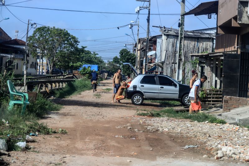 Uma espera de 30 anos chegou ao fim na manhã desta segunda-feira (14), com a autorização do governador Helder Barbalho para o início imediato das obras de urbanização de vias do bairro do Marco, Região de Integração do Guarajá, em Belém. Com um investimento de R$ 1,92 milhão, o bairro será contemplado com 1,64 km de asfalto novo. <div class='credito_fotos'>Foto: Marco Santos / Ag. Pará | <a href='/midias/2020/originais/6827_64559094-a0fd-ad23-0797-7be029167f5d.jpg' download><i class='fa-solid fa-download'></i> Download</a></div>