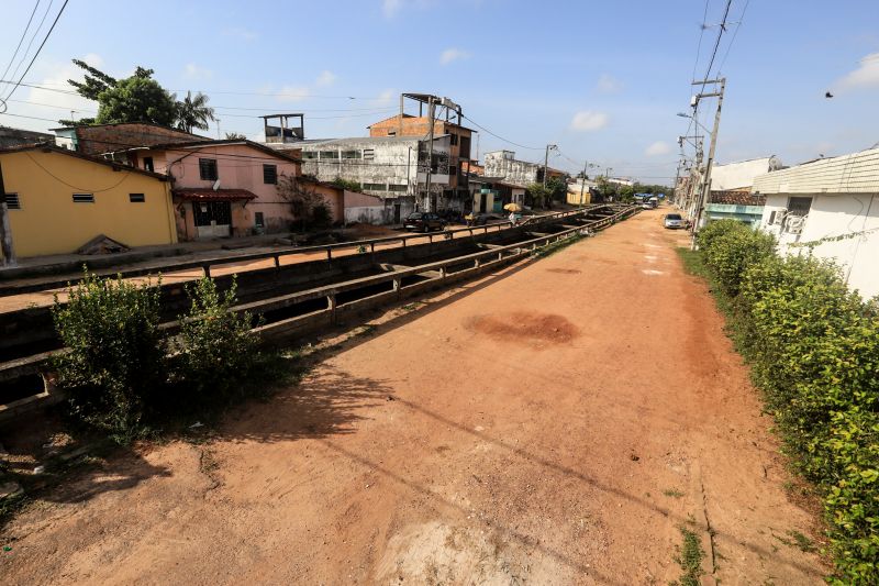 Uma espera de 30 anos chegou ao fim na manhã desta segunda-feira (14), com a autorização do governador Helder Barbalho para o início imediato das obras de urbanização de vias do bairro do Marco, Região de Integração do Guarajá, em Belém. Com um investimento de R$ 1,92 milhão, o bairro será contemplado com 1,64 km de asfalto novo. <div class='credito_fotos'>Foto: Marco Santos / Ag. Pará | <a href='/midias/2020/originais/6827_6493ec66-61b3-11e7-5018-78eef7f16e8d.jpg' download><i class='fa-solid fa-download'></i> Download</a></div>