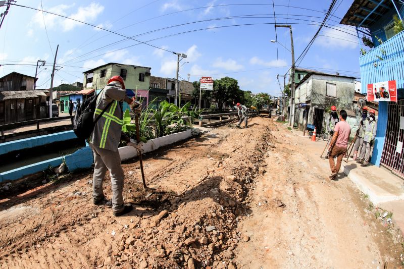 Uma espera de 30 anos chegou ao fim na manhã desta segunda-feira (14), com a autorização do governador Helder Barbalho para o início imediato das obras de urbanização de vias do bairro do Marco, Região de Integração do Guarajá, em Belém. Com um investimento de R$ 1,92 milhão, o bairro será contemplado com 1,64 km de asfalto novo. <div class='credito_fotos'>Foto: Marco Santos / Ag. Pará | <a href='/midias/2020/originais/6827_6a437d22-ddaf-8f1a-7fb4-7d849e11d490.jpg' download><i class='fa-solid fa-download'></i> Download</a></div>