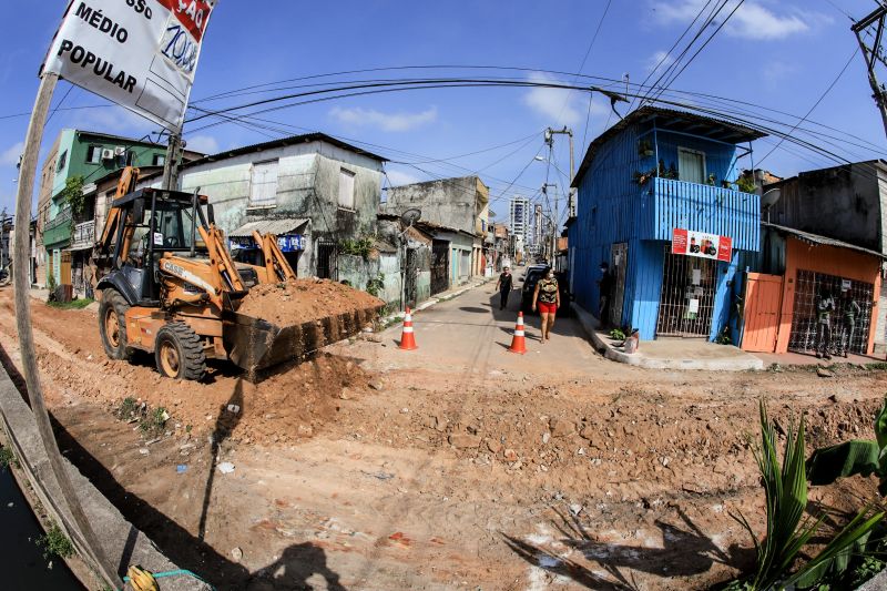 Uma espera de 30 anos chegou ao fim na manhã desta segunda-feira (14), com a autorização do governador Helder Barbalho para o início imediato das obras de urbanização de vias do bairro do Marco, Região de Integração do Guarajá, em Belém. Com um investimento de R$ 1,92 milhão, o bairro será contemplado com 1,64 km de asfalto novo. <div class='credito_fotos'>Foto: Marco Santos / Ag. Pará | <a href='/midias/2020/originais/6827_6eaa189e-6bba-0433-e139-39238c335314.jpg' download><i class='fa-solid fa-download'></i> Download</a></div>