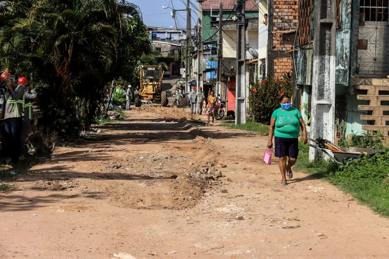 Uma espera de 30 anos chegou ao fim na manhã desta segunda-feira (14), com a autorização do governador Helder Barbalho para o início imediato das obras de urbanização de vias do bairro do Marco, Região de Integração do Guarajá, em Belém. Com um investimento de R$ 1,92 milhão, o bairro será contemplado com 1,64 km de asfalto novo. <div class='credito_fotos'>Foto: Marco Santos / Ag. Pará | <a href='/midias/2020/originais/6827_99c64d9a-d896-9e9c-d081-69d7ca269fee.jpg' download><i class='fa-solid fa-download'></i> Download</a></div>
